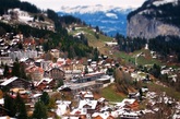 Wengen文根，瑞士
位于瑞士充满阿尔卑斯风情的小镇，是观赏少女峰最佳的地点，并可俯视艾格尔冰河Eigergletscher切割而成的景观，因为是一座无车村落，让人感觉特别安详纯净，缆车与高山铁路让你饱览夏天与冬天不同的自然景色，也是著名滑雪胜地。（实习编辑：周芝）