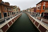 天津武清区的佛罗伦萨小镇，一条运河在中间穿过。
