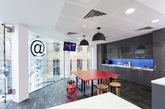 伦敦Waterloo办公室设计清新典雅，又极具个性。室内设备齐全，餐厅，休息室，会议室，办公空间一应俱全。每间会议室采用不同风格的设计，让开会都变得不一样。灯光充斥所有的空间，营造宽敞明亮的氛围。（实习编辑：周芝）