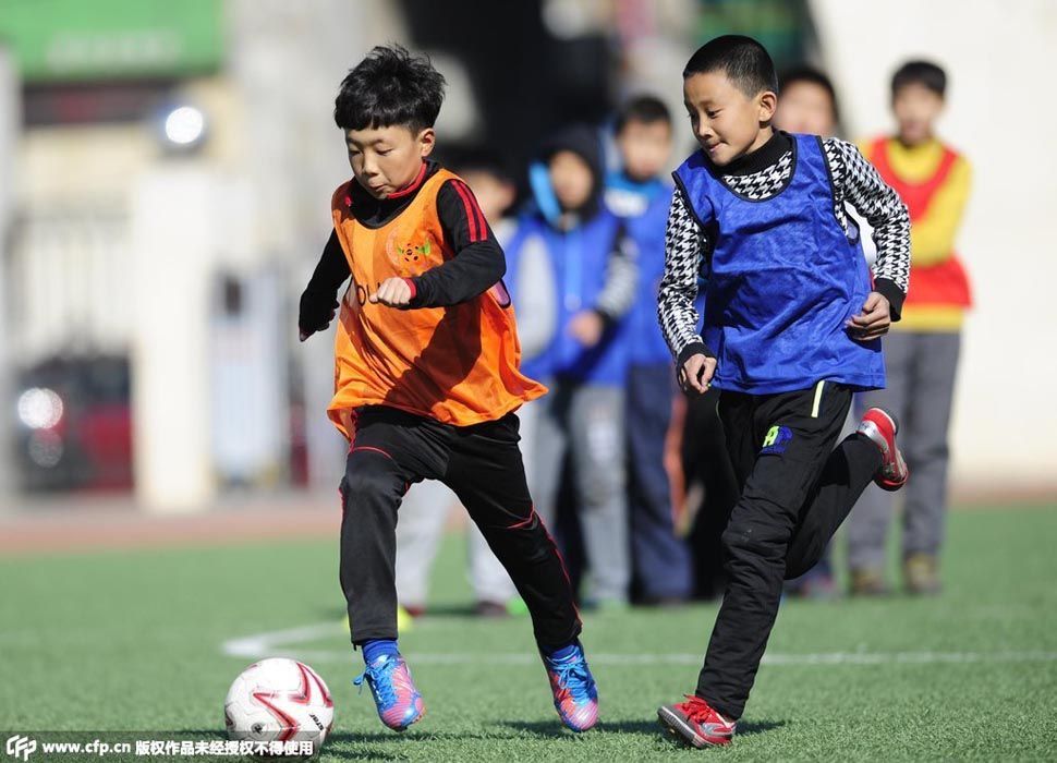 沈阳开展足球校园活动 小学生们体验足球乐趣