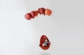 “Balloon Chair”（气球椅）由日本工作室 h220430 设计，早在2010年他们就推出过另一个十分相似的作品叫做 “Balloon Bench”（气球长凳）。

该系列作品的灵感都来自于1956年上映的法国短片《Le ballon rouge》（红气球）。在该片中作为主角的小男孩最后被一大簇彩色气球带上了天空，而在这个作品中，气球采用纤维增强塑料（FRP）材料，不会漏气也不会爆裂，椅子和气球都固定在墙壁上，以营造出视觉上悬浮的错感。（实习编辑：周芝）