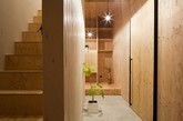 来自于日本静冈mA-style的建筑工作室带来这套蚂蚁之家，这是一套在日本御前崎市的家庭住宅。深色金属墙面，只有一个入口似乎有意的隐藏着。很佩服设计的屋中屋的设计，也是小编比较喜欢的复杂却温馨设计，每个空间都有着自己的功能，一套值得参考的居屋设计案例哟！(实习编辑：张曦)