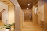 来自于日本静冈mA-style的建筑工作室带来这套蚂蚁之家，这是一套在日本御前崎市的家庭住宅。深色金属墙面，只有一个入口似乎有意的隐藏着。很佩服设计的屋中屋的设计，也是小编比较喜欢的复杂却温馨设计，每个空间都有着自己的功能，一套值得参考的居屋设计案例哟！(实习编辑：张曦)