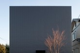 来自于日本静冈mA-style的建筑工作室带来这套蚂蚁之家，这是一套在日本御前崎市的家庭住宅。深色金属墙面，只有一个入口似乎有意的隐藏着。很佩服设计的屋中屋的设计，也是小编比较喜欢的复杂却温馨设计，每个空间都有着自己的功能，一套值得参考的居屋设计案例哟！(实习编辑：张曦)