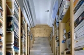 11/这是一间在伦敦的公寓，其中拥有一条周围塞满书籍的楼梯。为了节省空间，建筑师想出这样一个方案。
