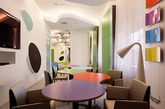 VOX Architects设计的Pampa Green幼儿园空间，内部采用弧形设计，不规则的图形的运用和多种绚丽色彩的组合构建成梦幻烂漫的空间。设计师选择高明度和跳跃的色彩，活泼但不显得繁琐，不规则的空间并不会显得狭仄。这样的设计用心巧妙，有利于启蒙儿童认识色彩和形状。