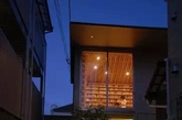 在东京的国分寺区，设计工作室Atelier Bow-Bow设计了这座私人图书馆，建筑本身很窄，赋予巧妙设计之后不仅满足居住空间，也满足了主人的阅读欲。