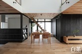 Suehiro house是由ALTS design office开发设计的，初衷在于平衡家庭成员间隐私与共享公共设施。每个房间都相对封闭独立，打开门却都能看见客厅等公共区域。中庭也能带来足够的日照阳光，让屋子明亮。(实习编辑：张曦)
