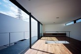 日本Apollo建筑工作室的一个名为”Ring”的作品，位于东京郊区的社区。犹如优雅的白色公寓的外观，周围有着环形的边框，或许也是ring的意思？！非常规整的室内设计，有些前卫现代的风格，黑，白，深木…主卧室和浴室等位于一楼，而二楼则是厨房和客厅。对于注重隐私的日本人来说，缺失了阳台景观，换回了一面白色的墙景。(实习编辑：张曦)