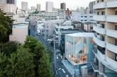 “螺旋居”（life in spiral）是一座位于东京的住宅，由东京当地的建筑工作室Hideaki Takayanagi设计，该建筑探索了住宅相对于城市的开放性与封闭性的概念。狭窄的用地决定这所住宅不得不设计成五层，一个三维的日式游廊(engawa）从首层蜿蜒而上解决了竖向交通问题，同时楼梯侧面隔墙与其周边的玻璃幕墙相隔出房间，倾斜部分的墙体在定义与分隔了房间的同时还巧妙地将自然光线引入到室内。(实习编辑：张曦)