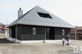 Suehiro house是由ALTS design office开发设计的，初衷在于平衡家庭成员间隐私与共享公共设施。每个房间都相对封闭独立，打开门却都能看见客厅等公共区域。中庭也能带来足够的日照阳光，让屋子明亮。(实习编辑：张曦)