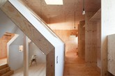 来自于日本静冈mA-style的建筑工作室带来这套蚂蚁之家，这是一套在日本御前崎市的家庭住宅。深色金属墙面，只有一个入口似乎有意的隐藏着。很佩服设计的屋中屋的设计，也是小编比较喜欢的复杂却温馨设计，每个空间都有着自己的功能，一套值得参考的居屋设计案例哟！(实习编辑：张曦)