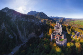在连绵起伏的群山中，德国新天鹅城堡看起来就像一个童话世界。