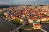 　布拉格：城市历史悠久却给人家一般的温馨感觉。布拉格的浪漫街道、教堂、宫殿、广场、花园以一种温馨的姿态欢迎着全世界的游客。