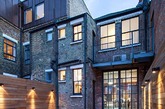 这个仓库改造项目是由建筑师Chris Dyson为家庭居住设计的，位于伦敦东部历史悠久的肖尔迪奇区。
改造过程包括拆除了仓库后方的一个简易房，改成一处露天的庭院，使得阳光能够从顶部照射进内部的卧室等房间。
这座工业风格的住宅共拥有5381平方英尺（约500平米）的居住空间。（实习编辑：周芝）