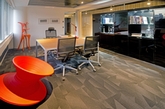 SAT集团公司创立于1990年，是大洋洲著名的自动化仪器仪表专业生产商，总公司位于澳大利亚。橙色的座椅运用创意图形给正式的办公场合增添一丝情趣。