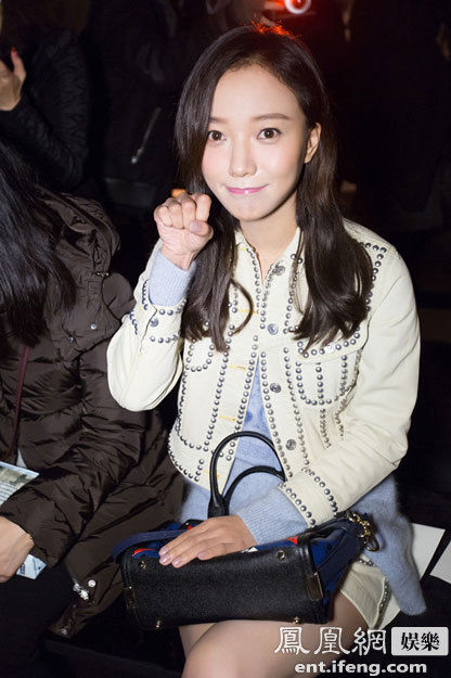 好莱坞女星与男友泳池嬉戏被偷拍[高清大图]