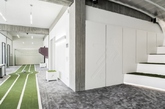 TKEZ Architects 建筑事务所最近完成了一个柏林废弃工厂的改造设计，使之完全焕然一新，看上去像是足球主题公园一般，而事实上，这正是 Onefootball 公司的全新办公室。办公室内的地面引导标识被涂刷成一条醒目的绿茵跑道，而与足球相关的箭头、图案乃至一个模拟球场也被放到了墙面作为装饰，整个空间则保留了原有的工业氛围，并以足够的挑高和落地窗带来敞亮感。 （实习编辑：周芝）