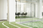 TKEZ Architects 建筑事务所最近完成了一个柏林废弃工厂的改造设计，使之完全焕然一新，看上去像是足球主题公园一般，而事实上，这正是 Onefootball 公司的全新办公室。办公室内的地面引导标识被涂刷成一条醒目的绿茵跑道，而与足球相关的箭头、图案乃至一个模拟球场也被放到了墙面作为装饰，整个空间则保留了原有的工业氛围，并以足够的挑高和落地窗带来敞亮感。 （实习编辑：周芝）