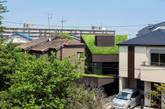 日本设计师Makiko Tsukada在日本横滨打造了一个名叫“草之洞穴”的项目。他希望将生态与人文共生，而建造了这个“绿色洞穴”，让居住于其中的人既拥有城市便利，又能与自然亲密接触。（实习编辑：周芝）