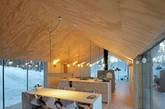 三.Reiulf Ramstad事务所设计的V形小木屋
小屋位于挪威中部的比斯克鲁德一个山坡的顶部，它能够在全年不同季节为一五口之家提供舒适的居住环境。体量的两翼呈45°相交，故称其为“V形山间小屋（V-lodge）”。一翼包含厨房和餐厅，另一翼为一系列缘沿倾斜地势交错排列的私密房间。为室外活动和方便出行，在住宅周围创造了利于光照的小的室外微气候。