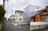 案例4： House in Tousuien
这间发光的房子由建筑师谷尻誠设计，其创新之处在于它混淆了传统的惯例。“我们可以将原本分开的范畴混合在一起，”谷尻誠说，“窗户可以是墙而强也可以是窗户。”（实习编辑：周芝）