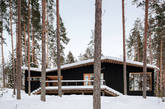 二.赫尔辛基的工作室PLAYA设计的森林公园住宅
该住宅在一个相当陡峭的湖畔沙滩上，在此可以欣赏到令人惊叹的芬兰景观。建筑本身是涂有黑色漆的保温木材，与松树林的阴影混合相映成辉。屋内的木地板从家庭拥有的锯木厂进行采购，这个木质结构的房子保留了芬兰森林的原汁原味，又不失现代建筑的舒适度和环保理念。