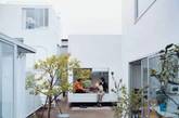 案例5 ：Moriyama House
这间预制复合住宅由西泽立卫建筑事务所为森山康夫等六户住户打造，每个住户拥有一个单独的独立“盒子”，一个公用的客厅既是公共区域又是开放的户外空间。（实习编辑：周芝）