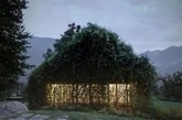这个“绿盒”建筑是法国建筑师Romegialli的作品，利用一个废弃的小车库，在阿尔卑斯山坡上建造了这个叫做“Green box”的房子；在车库原有的造型上，用轻质金属镀锌型材和钢丝在屋顶上搭建一个三维支撑架，上面铺满植被，等到树枝图芽、春暖花开时，就能看见一座被植被覆盖的房子。（实习编辑：周芝）