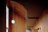 案例2： Rainy/Sunny
日本富士山建筑事务所的作品Rainy/Sunny，这个位于东京的小屋子内部，由与外观截然不同的温暖木质材料打造，从墙壁到天花板是清一色的鲱鱼骨纹橡木板。 “墙面、天花板、地板分别使用不同的材料，已成为‘房子’的标志性象征”，设计师原田真弘说。 “我想摆脱这一点。”（实习编辑：周芝）