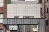 State Street的联排别墅是建筑师Ben Hansen完成的一个住宅项目。它坐落在美国纽约市布鲁克林。State Street联排别墅的设计无疑是现代的，它涉及到了城市环境。前面门面推进去，以配合我们的周边建筑。以这种方式，提供现有建筑物之间的过渡。我们的目标是建立一个现代化的联排别墅并使其融入城市环境的一个组成部分。（实习编辑 孟璇）