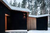 二.赫尔辛基的工作室PLAYA设计的森林公园住宅
该住宅在一个相当陡峭的湖畔沙滩上，在此可以欣赏到令人惊叹的芬兰景观。建筑本身是涂有黑色漆的保温木材，与松树林的阴影混合相映成辉。屋内的木地板从家庭拥有的锯木厂进行采购，这个木质结构的房子保留了芬兰森林的原汁原味，又不失现代建筑的舒适度和环保理念。