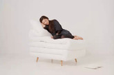 9.Daisuke Motogi’s Sleepy Chair
咦？是一叠折叠整齐的棉被吗？当然不是，但Daisuke Motogi’s Sleepy Chair长得还真够像的了。虽然知道棉被是不能拿来压的，但总忍不住赖床、以蜷曲的姿态倒在温暖的棉被上再睡一会儿。（实习编辑：谭婉仪）