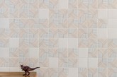 法国设计师 Inga Sempé 在与意大利瓷砖 Mutina 的合作下，带来了这一系列名为「Tratti」系列瓷砖 。整个系列包括了白色、米色、灰色三种基本色，以及作种简单的几何图案，自然清新的设计使得它们既可以贴地板、也适合装饰墙壁；而手绘般的由可以让每一位业主都成为设计师，你不但可以单纯的选择一个颜色用于家装，将不同的图案或颜色随意的搭配在一块，亦能创建出意想不到的美丽效果。（实习编辑：谭婉仪）