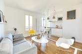 这是巴黎30平小公寓设计，明亮的空间设计使家变得宽敞洁净。阳光可透过多扇窗户照进家，让家多面都充满阳光。开放式的厨房，让做饭都成为一种艺术。虽然只有30平米，但是一经设计师改造，便不觉于此。（实习编辑：周芝）