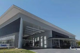 爱知县 冈崎市立中央图书馆。走进冈崎市立中央图书馆，仿佛来到了只有书的大型购物中心。该馆一共三层，其中2楼设有儿童图书室，除了准备了丰富的儿童图书外，还专门建了母婴室，服务十分周到。（实习编辑：周芝）