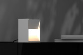 来自瑞典的设计师 Hopf, Nordin 在 2015 米兰设计周柏林展区呈现了一款号称是最小的台灯。（实习编辑：谭婉仪）