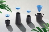 BENWU主题为「Apartment Shanghai」，通过设计打造上海公寓小空间内生活易用的智慧设计。比如「4×4 Vessels」系列，四种不同的器形搭配不同的硅胶盖可以相互置换。在变换交叉使用后可以变成超过16种不同功能的产品，有过滤器的咖啡壶，椒盐罐，酱油罐，存储罐，花瓶，茶壶，杯等等。（实习编辑：周芝）