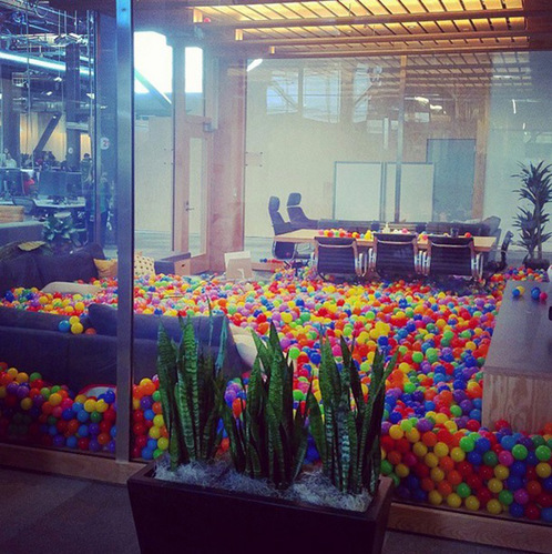 “全球最大的开放式办公楼”：Facebook 美国硅谷总部