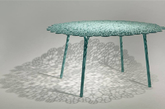 Campana兄弟和A Lot Of Brasil家具公司合作创作了Estrela Collection系列产品——光影镂空桌椅。桌子和椅子的面，都由镂空的花纹组成。在光线的照射下，就可以看到地面上漂亮的影子，唯美浪漫。（实习编辑：周芝）