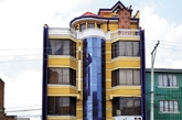 本次展示的是Freddy Mamani Silvestre的疯狂几何建筑艺术：这些奇怪的装饰，色泽鲜艳的建筑物是在玻利维亚，这是新的玻利维亚的建筑风格的代表作，这是开始在2006年的总统选举莫拉莱斯之后，玻利维亚民族自豪感变得比以往任何时候都重要。这些建筑被称为cohetillos——“宇宙飞船”。而这些华丽的建筑背后是一位叫Freddy Mamani Silvestre的建筑师，他在这个城市已经设计了60个建筑，他的建筑风格将重新改变或者说是从新定义这个城市的面貌。（实习编辑 孟璇）