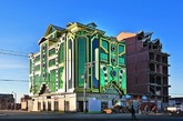 本次展示的是Freddy Mamani Silvestre的疯狂几何建筑艺术：这些奇怪的装饰，色泽鲜艳的建筑物是在玻利维亚，这是新的玻利维亚的建筑风格的代表作，这是开始在2006年的总统选举莫拉莱斯之后，玻利维亚民族自豪感变得比以往任何时候都重要。这些建筑被称为cohetillos——“宇宙飞船”。而这些华丽的建筑背后是一位叫Freddy Mamani Silvestre的建筑师，他在这个城市已经设计了60个建筑，他的建筑风格将重新改变或者说是从新定义这个城市的面貌。（实习编辑 孟璇）
