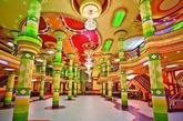 本次展示的是Freddy Mamani Silvestre的疯狂几何建筑艺术：这些奇怪的装饰，色泽鲜艳的建筑物是在玻利维亚，这是新的玻利维亚的建筑风格的代表作，这是开始在2006年的总统选举莫拉莱斯之后，玻利维亚民族自豪感变得比以往任何时候都重要。这些建筑被称为cohetillos——“宇宙飞船”。而这些华丽的建筑背后是一位叫Freddy Mamani Silvestre的建筑师，他在这个城市已经设计了60个建筑，他的建筑风格将重新改变或者说是从新定义这个城市的面貌。（实习编辑 孟璇）