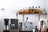 当然如果你是铁杆咖啡迷，也可以选择专业级的多种设备。
无论你是哪一种咖啡器材爱好者，当你选定了了适合自己的设备，就可以开始着手在家打造一个独具特色属于自己的“咖啡馆”了。（实习编辑：谭婉仪）