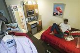 西雅图的“第十元素”迷你套间公寓，租户乔-克里斯蒂安·斯图布勒菲尔德坐在床上休息。斯图布勒菲尔德租住的是一居室，面积200平方英尺。