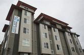 西雅图的一座微型公寓楼，名为“Strada aPodment”。这里的公寓每月租金595美元起。微型公寓也被称之为“宿舍型公寓”，包括浴室在内的面积一般不到200平方英尺。微型公寓通常配备全套家具，有时会采用内置床和其他内置家具以节省空间。