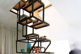 十八、多功能悬浮梯
受设计师Just Haastnoot的委托，Studio Mieke Meijer为他在荷兰瓦圣纳的新家设计了Object  élevé。这一项目由黑钢框架和橡木组成，既作为两个楼层之间的连接、又提供宽阔的工作台、还有收纳存储功能。整个楼梯分左右两边、交替着往上叠加，上半部分可兼为书架之用，下半部分则将搁架、存储柜融入其中，存储日常物品外，还可以在上架摆放植物或其它装饰品，同时还延伸出一张桌子出来。（实习编辑：谭婉仪）