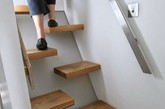 十四、另一款陡峭的楼梯
与前面的坡地楼梯是异曲同工之效，爬爬更健康。（实习编辑：谭婉仪）