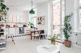 这是一间位于哥德堡的一居室，房子以简单的北欧风格为主。白色的墙面、简单的家具、大大的窗户，自然光线透入房间，让整个房间看上去明亮宽敞。看上去简单至极的装饰，其实处处透着巧思。（实习编辑：谭婉仪）