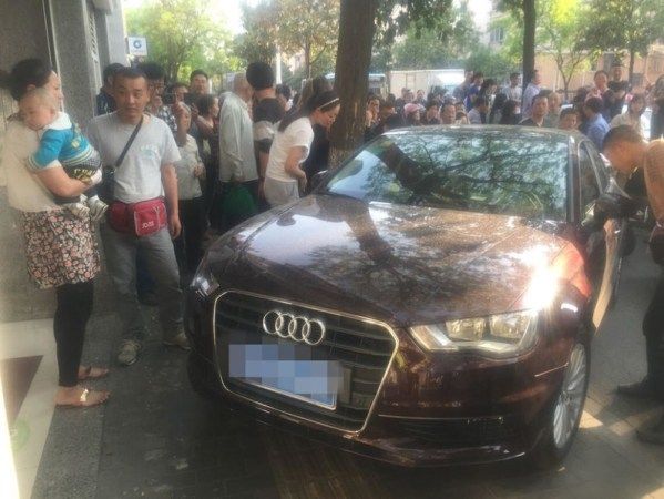 奥迪R8超跑惨烈车祸 四人死亡一人受伤